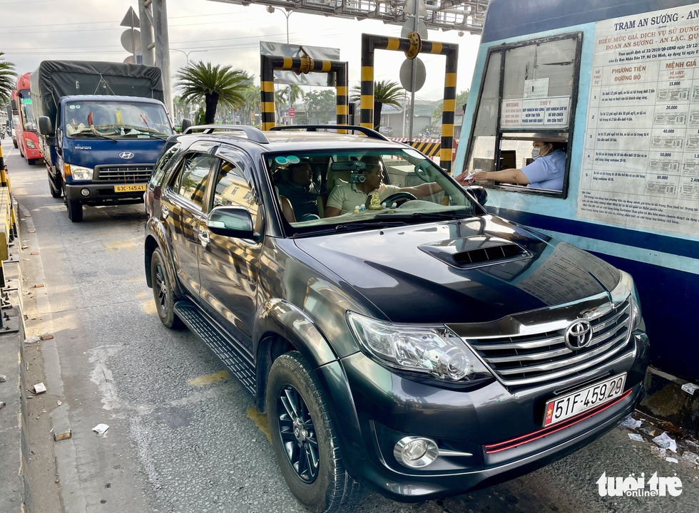 Ghi nhận ngày đầu chính thức thu phí không dừng - Ảnh 10. Ghi nhận ngày đầu chính thức thu phí không dừng - Ảnh 10.