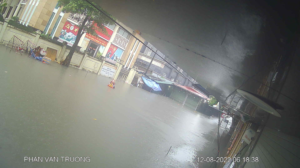 Hà Nội mưa lớn, mới sáng sớm nhiều tuyến phố thành sông - Ảnh 6.