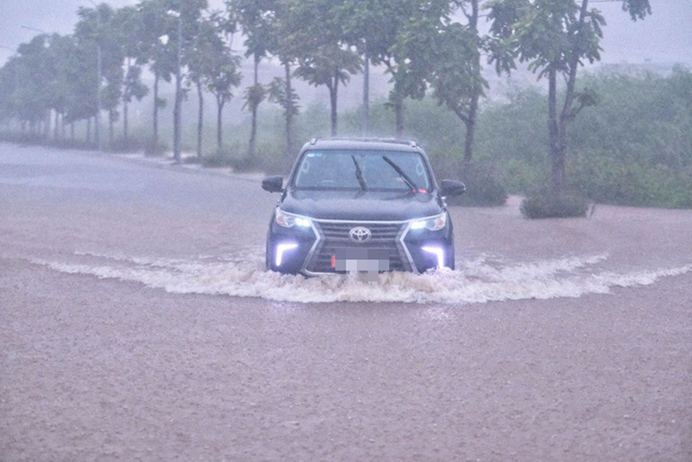 Hà Nội mưa lớn, mới sáng sớm nhiều tuyến phố thành sông - Ảnh 11. Hà Nội mưa lớn, mới sáng sớm nhiều tuyến phố thành sông - Ảnh 11.