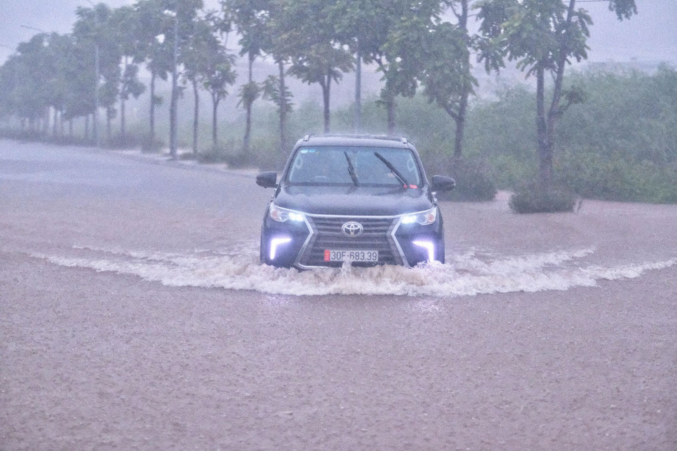 Hà Nội mưa lớn, mới sáng sớm nhiều tuyến phố thành sông - Ảnh 10.