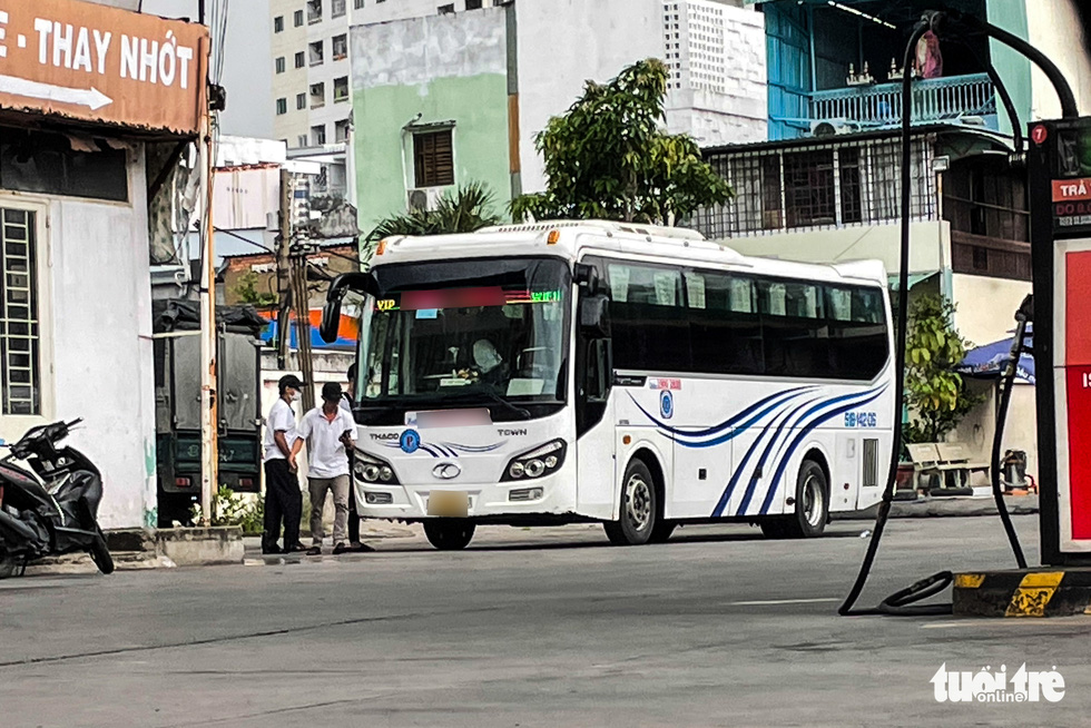 ‘Xe dù, bến cóc’ bủa vây đường về bến xe Miền Đông mới - Ảnh 5.