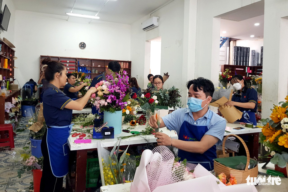 Hoa ngày lễ Vu lan, không khí khác biệt giữa TP.HCM và Hà Nội - Ảnh 1.