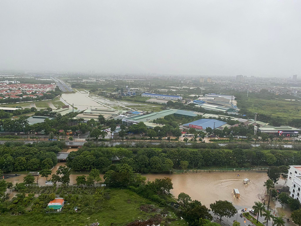 Hà Nội mưa lớn, mới sáng sớm nhiều tuyến phố thành sông - Ảnh 2.