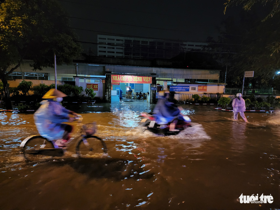 Y bác sĩ và người nhà bệnh nhân lội bì bõm tại khoa cấp cứu - Ảnh 3.