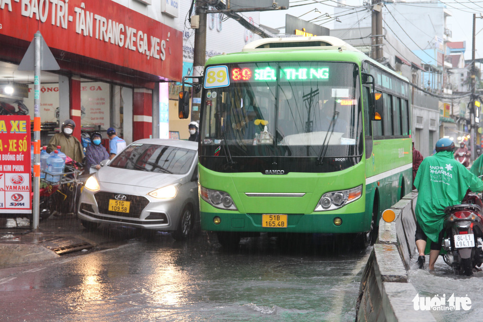 오후부터 저녁까지 호치민시 폭우로 곳곳에 교통체증이 가득 - 사진 7.