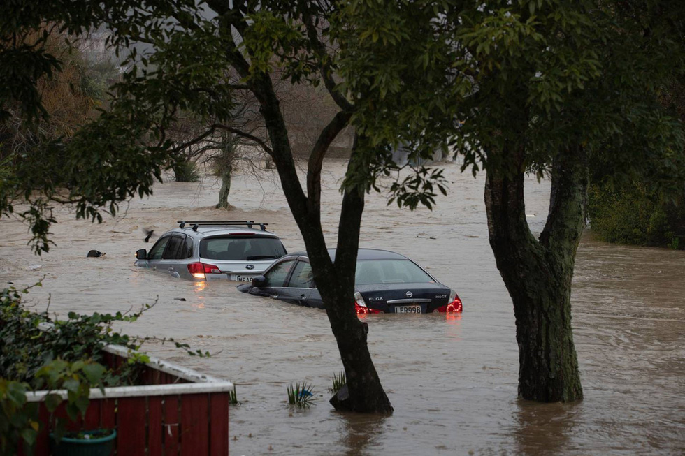 Mưa xối xả gây lũ lụt nặng tại New Zealand, một số nơi ban bố tình trạng khẩn cấp - Ảnh 1.