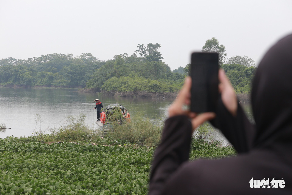 Dùng camera quay dưới nước tìm kiếm nữ sinh mất tích - Ảnh 8.