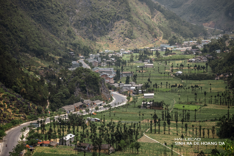 Driving on majestic roads, camping in the middle of Ha Giang mountains and rivers - Photo 1.