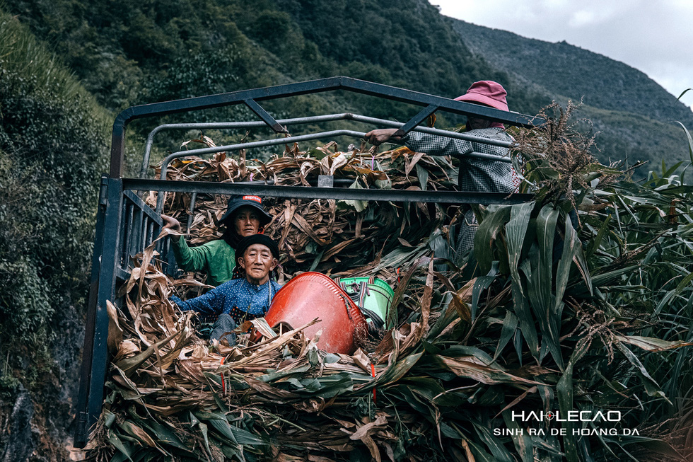 Driving on majestic roads, camping in the middle of Ha Giang mountains and rivers - Photo 10.