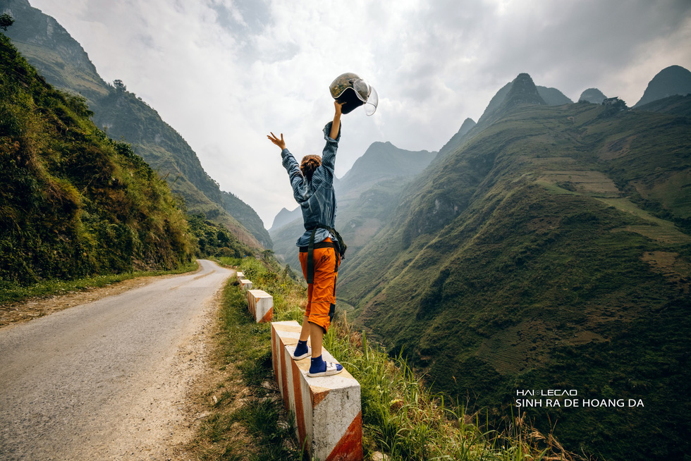 Driving on majestic roads, camping in the middle of Ha Giang mountains and rivers - Photo 16.