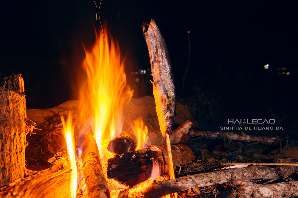 Driving on majestic roads, camping in the middle of Ha Giang mountains and rivers - Photo 19.