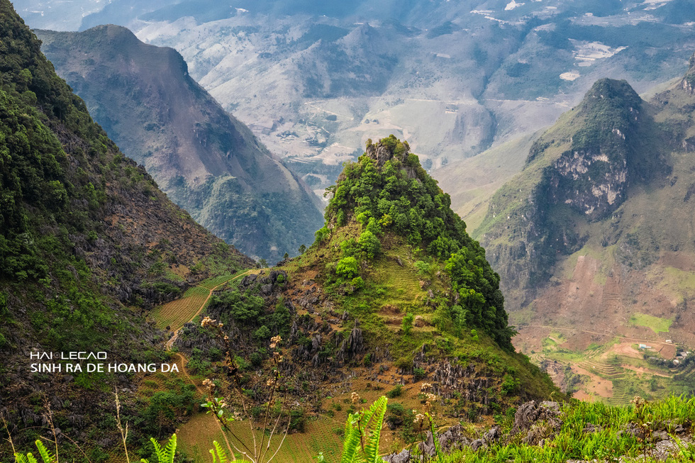 Driving on majestic roads, camping in the middle of Ha Giang mountains and rivers - Photo 3.