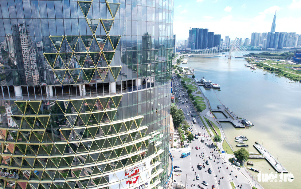 Tòa nhà chọc trời ‘làm xấu bộ mặt TP.HCM hơn 10 năm có chủ mới, đổi tên thành IFC One Saigon - Ảnh 1.