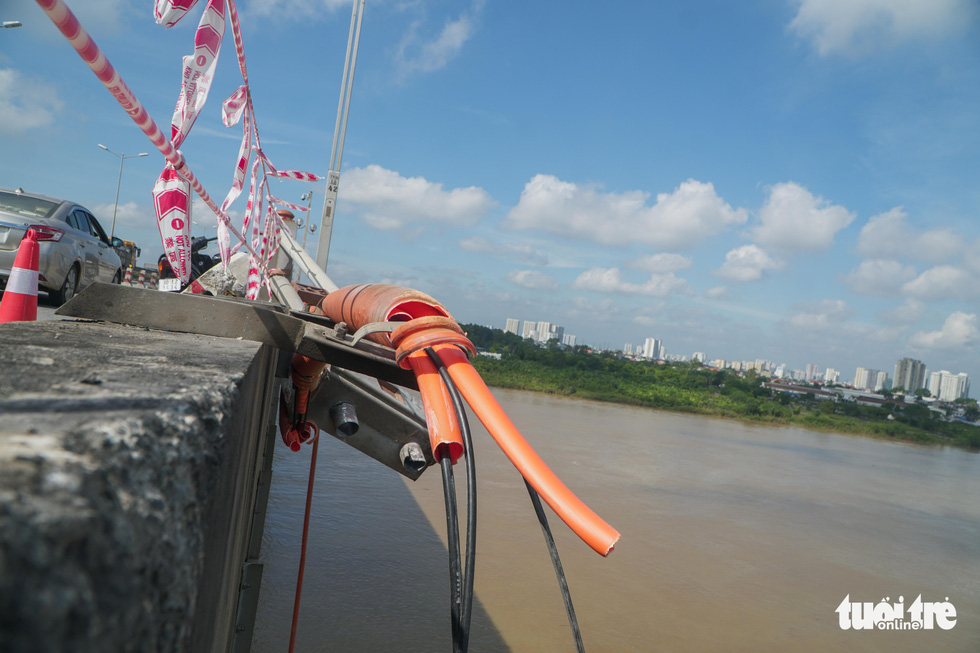 Hiện trường xe tải lao xuống sông Hồng sau khi tông đổ lan can sắt cầu Thanh Tri - Ảnh 4.