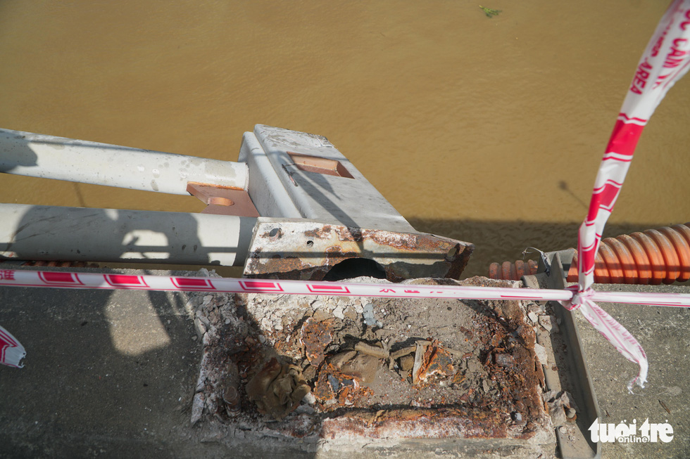 Hiện trường xe tải lao xuống sông Hồng sau khi tông đổ lan can sắt cầu Thanh Tri - Ảnh 3.