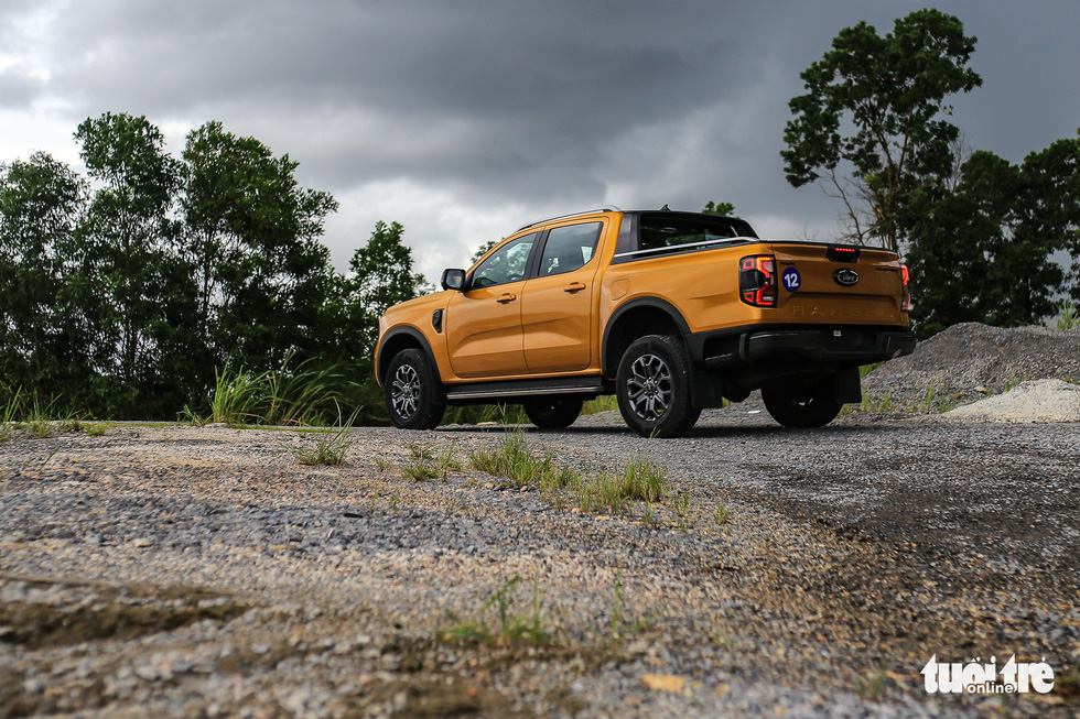 Đánh giá Ford Ranger Wildtrak 2023: Thu hẹp khác biệt với ‘xe con’ - Ảnh 9.