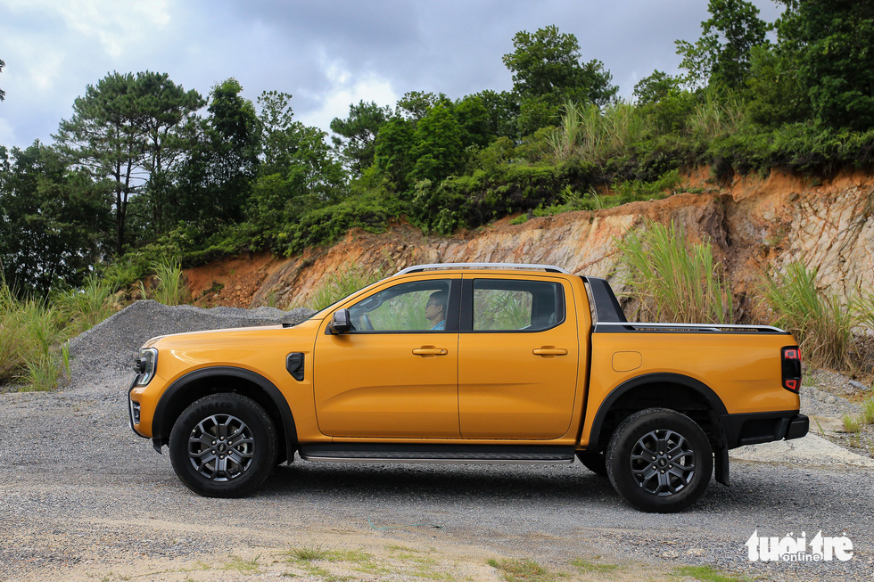 Đánh giá Ford Ranger Wildtrak 2023: Thu hẹp khác biệt với ‘xe con’ - Ảnh 10.