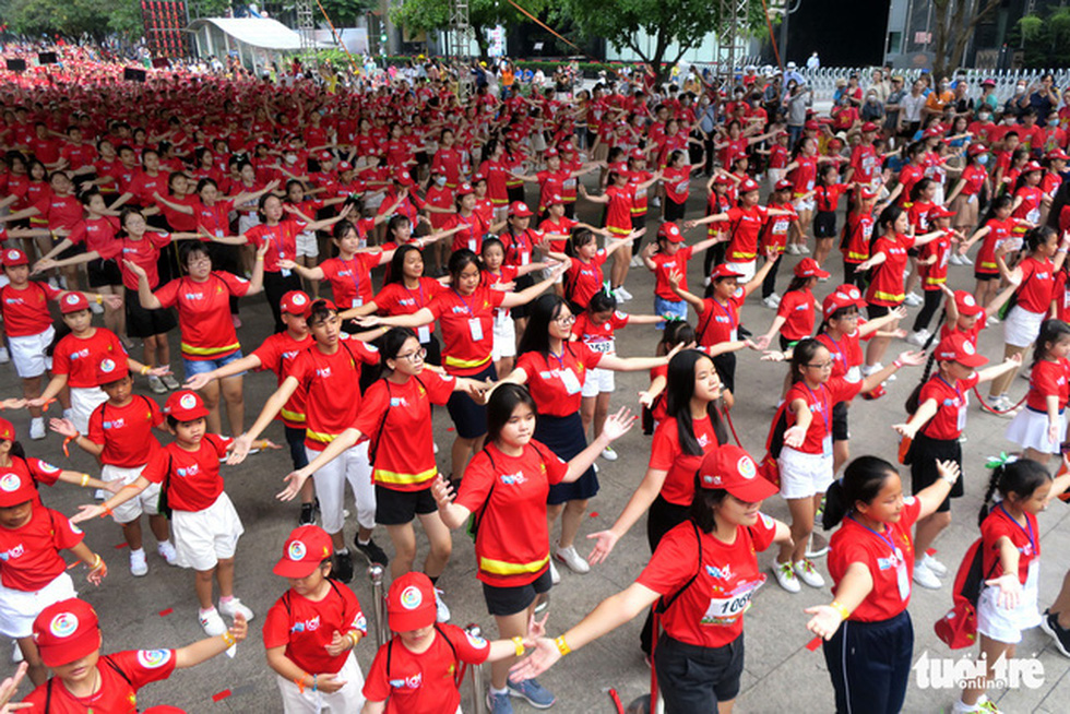 3.000 em nhỏ đồng diễn flashmob xác lập kỷ lục Việt Nam - Ảnh 1.