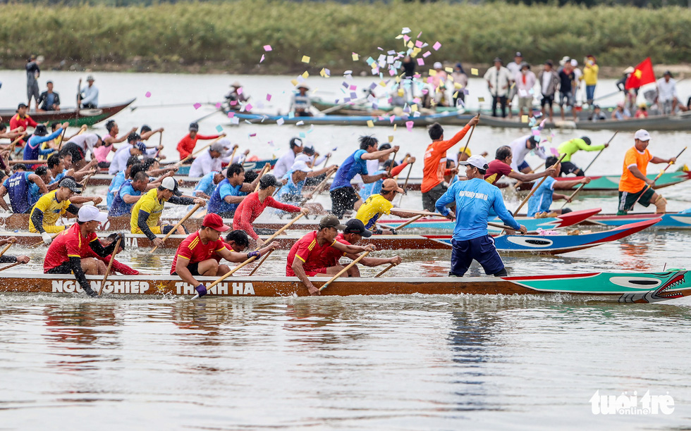 10.000 người về làng gốm Thanh Hà xem đua thuyền trên sông Thu Bồn - Ảnh 1.