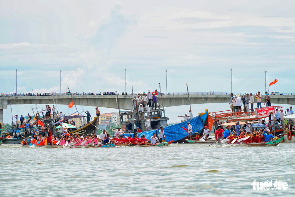 10.000 người về làng gốm Thanh Hà xem đua thuyền trên sông Thu Bồn - Ảnh 4.