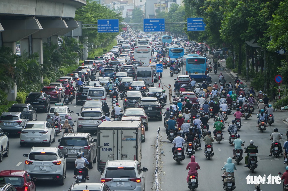 Sau phân làn cứng, đường Nguyễn Trãi vẫn ùn tắc, xe máy và ôtô chen nhau điền vào chỗ trống - Ảnh 5. Sau phân làn cứng, đường Nguyễn Trãi vẫn ùn tắc, xe máy và ôtô chen nhau điền vào chỗ trống - Ảnh 5.