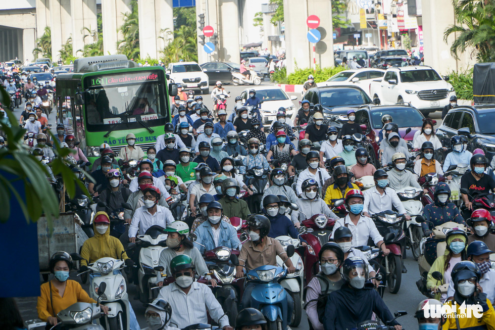 Sau phân làn cứng, đường Nguyễn Trãi vẫn ùn tắc, xe máy và ôtô chen nhau điền vào chỗ trống - Ảnh 6.