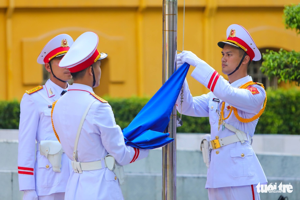 Raising the flag to celebrate ASEAN turning 55 years old - Photo 6. Raising the flag to celebrate ASEAN turning 55 years old - Photo 6.
