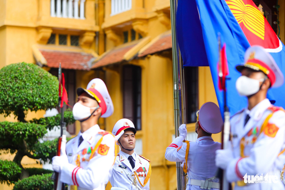Raising the flag to celebrate ASEAN turning 55 years old - Photo 7.