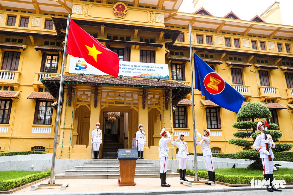Raising the flag to celebrate ASEAN turning 55 years old - Photo 1. Raising the flag to celebrate ASEAN turning 55 years old - Photo 1.