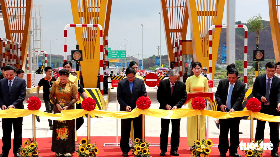 Quảng Ninh thông xe cao tốc Vân Đồn - Móng Cái - Ảnh 1.