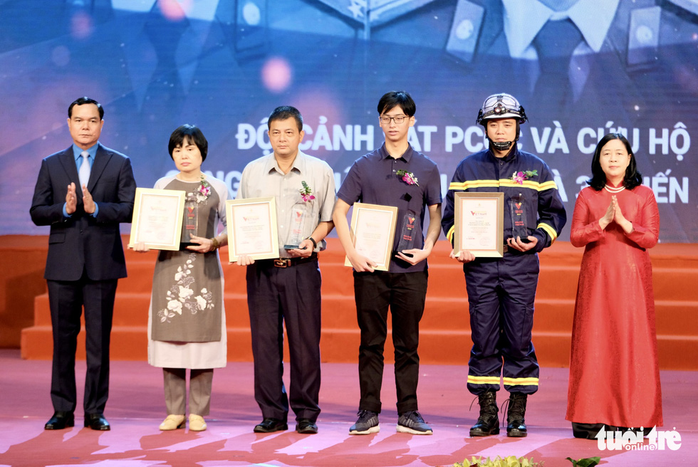 3 chiến sĩ phòng cháy chữa cháy được vinh danh trong chương trình Vinh quang Việt Nam 2022 - Ảnh 1.