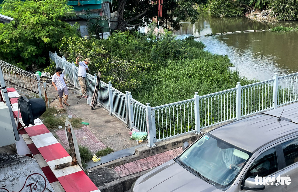 'Cần thủ' thả mấy cần câu một lúc ở kênh Nhiêu Lộc - Thị Nghè, mặc kệ biển cấm - Ảnh 7.