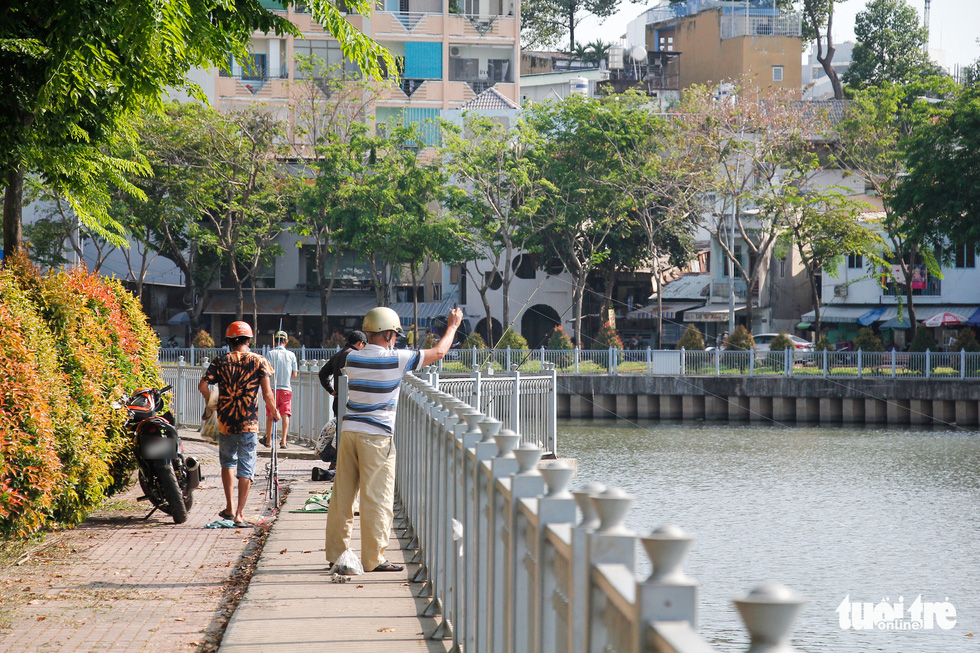 ‘Cần thủ’ thả mấy cần câu một lúc ở kênh Nhiêu Lộc - Thị Nghè, mặc kệ biển cấm - Ảnh 5.