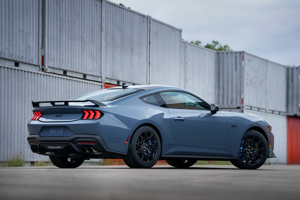 Xe thể thao bán chạy nhất thế giới Ford Mustang ra mắt thế hệ mới: Thay đổi ít nhưng chất lượng - Ảnh 11. Xe thể thao bán chạy nhất thế giới Ford Mustang ra mắt thế hệ mới: Thay đổi ít nhưng chất lượng - Ảnh 11.