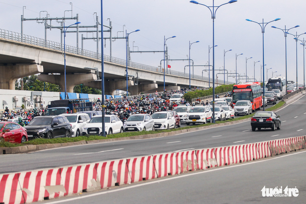 ‘Túa mồ hôi’ trên đường từ khu Đông vào trung tâm TP.HCM đi làm - Ảnh 3.