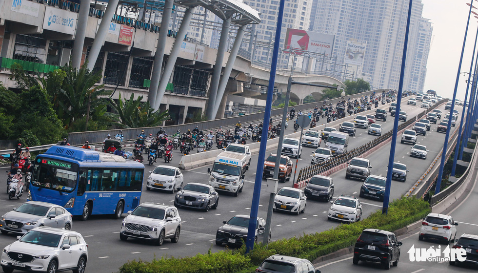 ‘Túa mồ hôi’ trên đường từ khu Đông vào trung tâm TP.HCM đi làm - Ảnh 5.