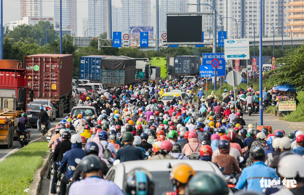 ‘Túa mồ hôi’ trên đường từ khu Đông vào trung tâm TP.HCM đi làm - Ảnh 7.