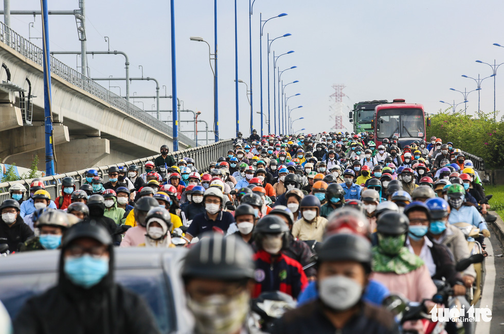 ‘Túa mồ hôi’ trên đường từ khu Đông vào trung tâm TP.HCM đi làm - Ảnh 8.