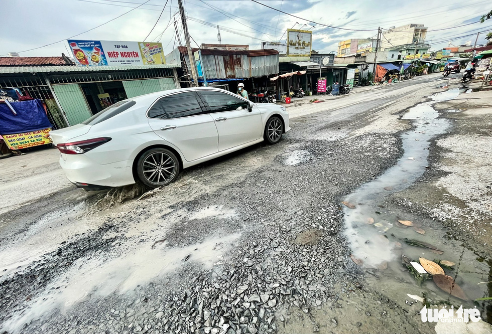 Con đường 2km ở Thủ Đức chi chít ổ gà, ổ voi, ngày nào cũng có người té ngã - Ảnh 5.