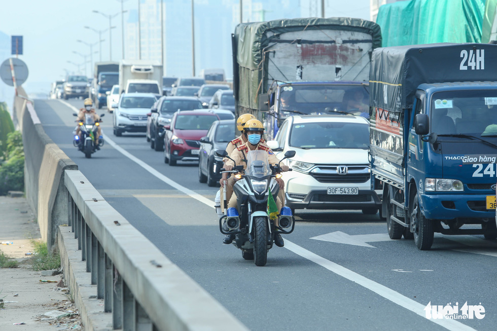 Hà Nội: Muôn vàn lý do của tài xế vi phạm khi đi vào làn dừng khẩn cấp ở vành đai 3 - Ảnh 2.