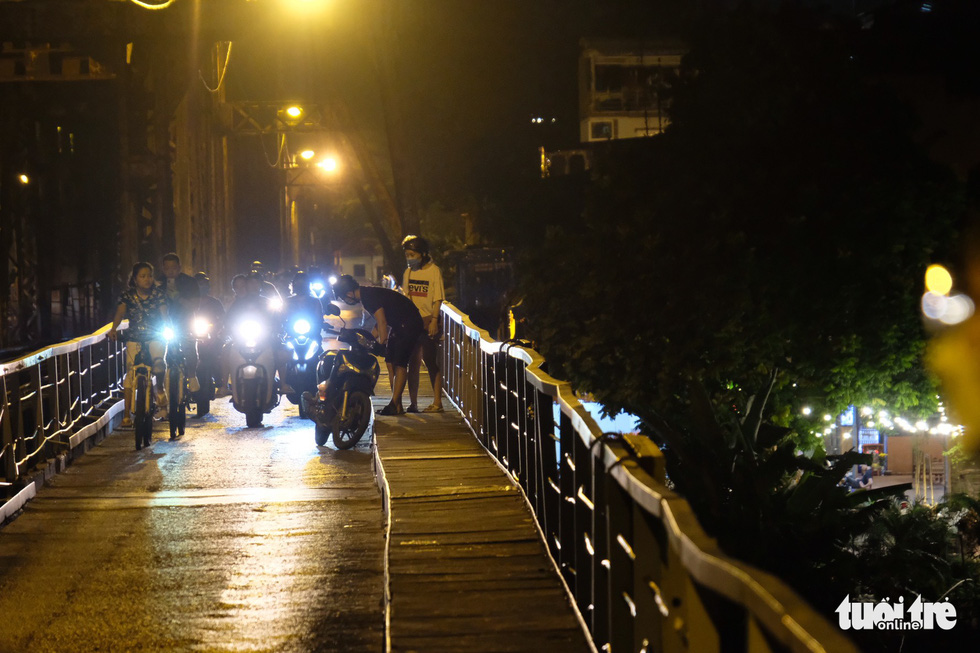 Seeing the patrol team, the couples drinking on the Long Bien bridge left their possessions and ran for people - Photo 8.