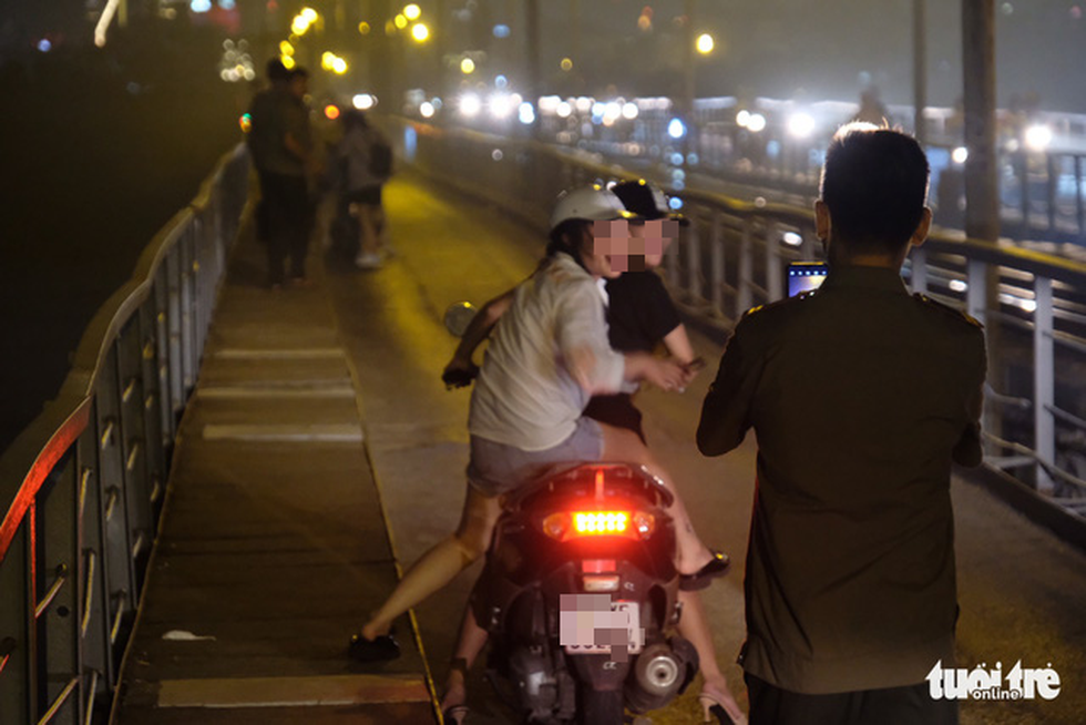 Seeing the patrol team, the couples drinking on the Long Bien bridge left their possessions and ran for people - Photo 3.