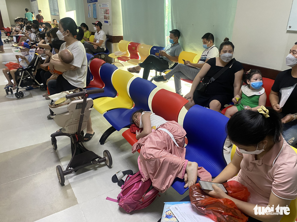 Bệnh nhi nằm vạ vật vì nhiều bệnh viện ở Hà Nội quá tải - Ảnh 3.
