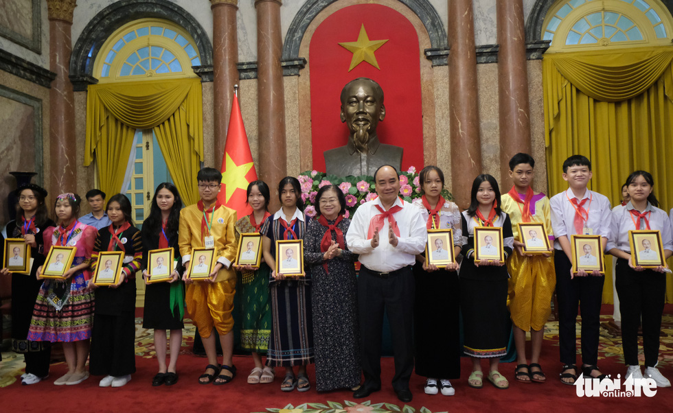 Chủ tịch nước Nguyễn Xuân Phúc gặp gỡ thiếu nhi 54 dân tộc - Ảnh 3.