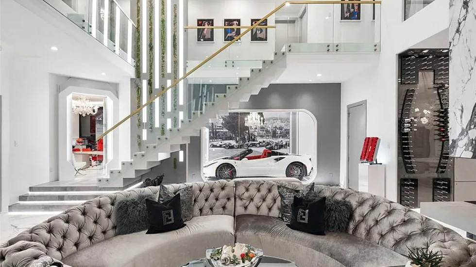 ‘Nhà Ferrari’ giá 3,96 triệu USD: Như garage siêu xe, chỉ không kèm ‘Ngựa chồm’ - Ảnh 7.