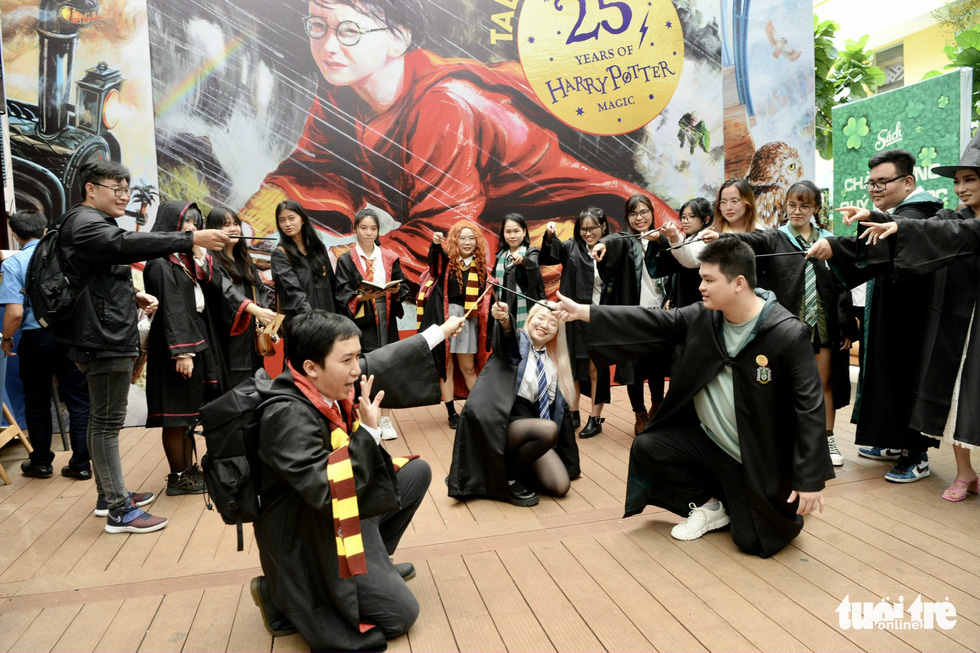 Đường sách TP.HCM nóng trong ngày hội 25 năm Harry Potter - Ảnh 6.