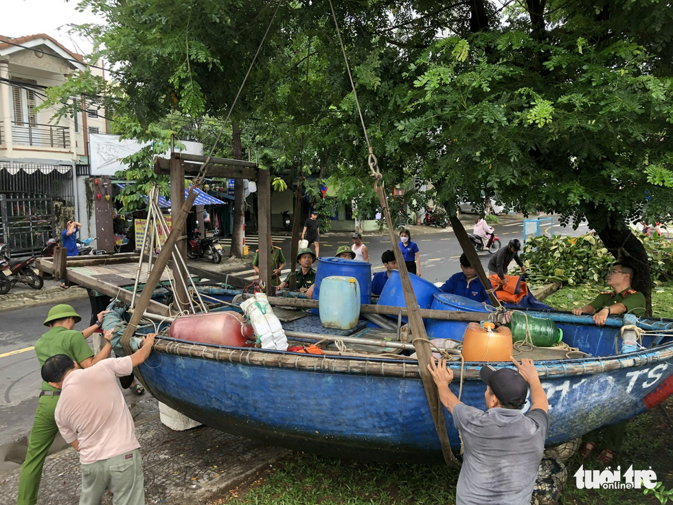 Đà Nẵng: Công an xuyên đêm giúp dân chống bão số 4 - Ảnh 2.