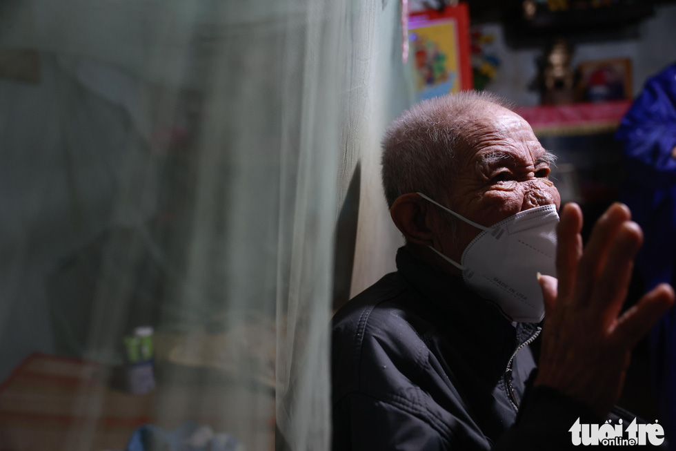 Gay cấn vận động cụ già 95 tuổi đi trú bão Noru - Ảnh 2.