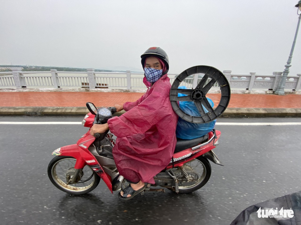 Người dân ven biển Quảng Nam khăn gói ‘chạy’ bão - Ảnh 7.