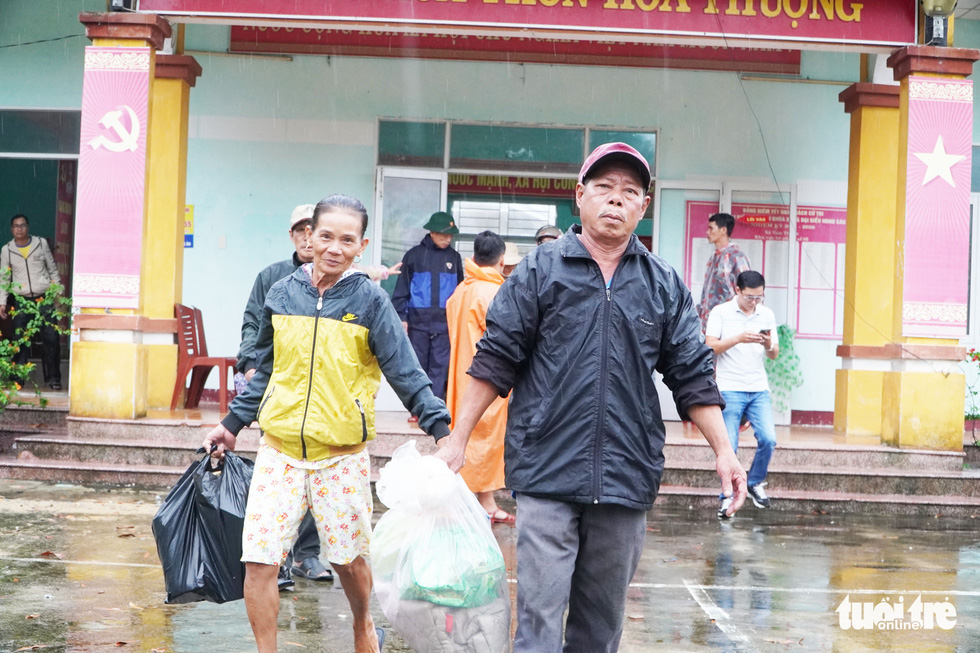 Người dân ven biển Quảng Nam khăn gói ‘chạy’ bão - Ảnh 1.